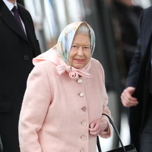 La reine Elisabeth II d'Angleterre arrive à la gare Kings Lynn pour se rendre à Sandringham House où elle passe les fêtes de fin d'année le 20 décembre 2019. © imago / Panoramic / Bestimage.