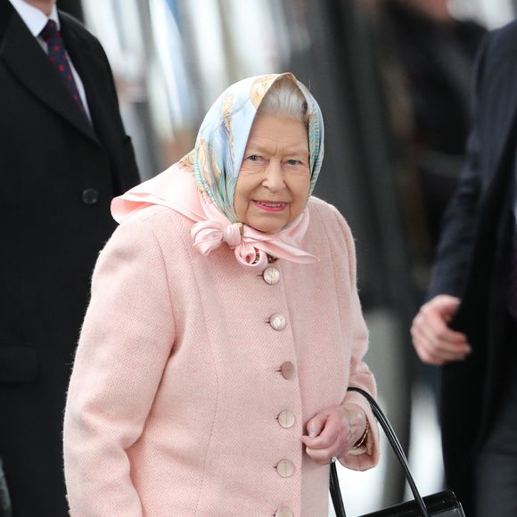 La reine Elisabeth II d'Angleterre arrive à la gare Kings Lynn pour se rendre à Sandringham House où elle passe les fêtes de fin d'année le 20 décembre 2019. © imago / Panoramic / Bestimage.