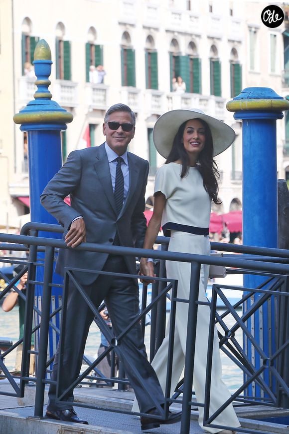 George Clooney et sa femme Amal Clooney, née Amal Alamuddin à bord d'un taxi bateau après leur mariage civil à Venise le 27 septembre 2014. Crédit Bs / Bestimage