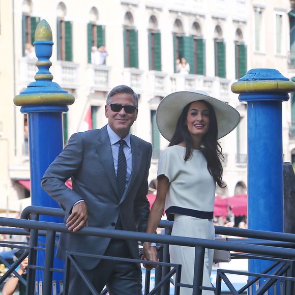 George Clooney et sa femme Amal Clooney, née Amal Alamuddin à bord d'un taxi bateau après leur mariage civil à Venise le 27 septembre 2014. Crédit Bs / Bestimage