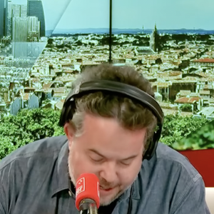 Nicolas Demorand très ému lors de la dernière sur France Inter de Léa Salamé, sa collègue tant aimée
©Capture d'écran du live de France Inter sur Youtube