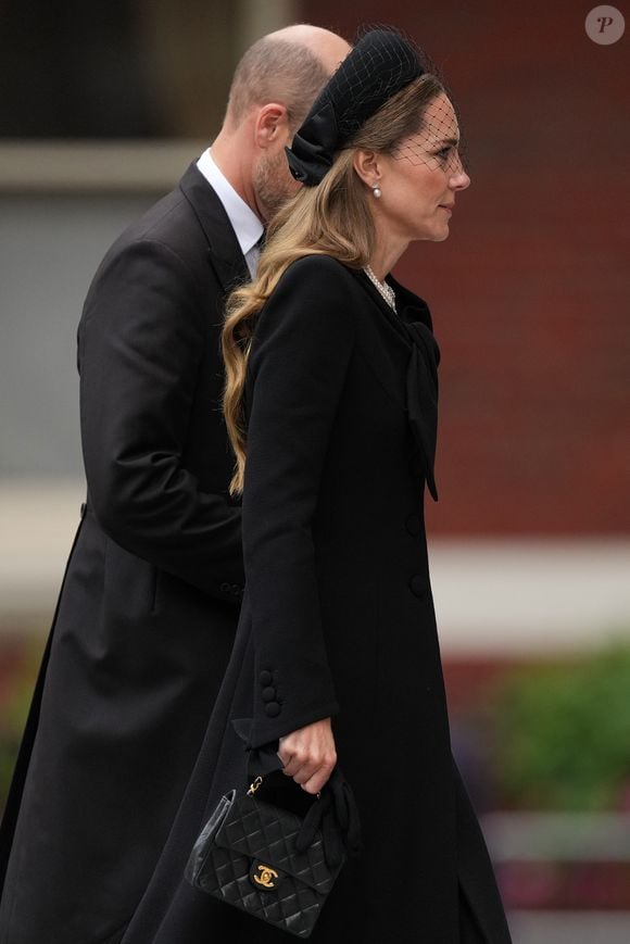Kate Middleton a recyclé une robe noire Roland Mouret et un manteau à boutons Catherine Walker

Le prince William et Kate Middleton lors des funérailles de la duchesse de Kent à la cathédrale de Westminster à Londres le 16 septembre 2025. © Julien Burton / Bestimage