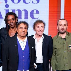 Cliff Schneider, Julien Voulzy, Laurent Voulzy, Michel Drucker, Alain Souchon, Ours, Djenae Nollet, Chrislaure Nollet et Franck Leboeuf en backstage de l'enregistrement de l'émission "Famille je vous aime" présentée par M.Drucker et qui sera diffusée le 29 décembre sur France 3, au studio Rive gauche, à Paris, France, le 2 décembre 2025. © Gaffiot-Perusseau/Bestimage