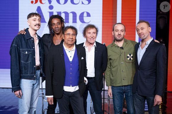 Cliff Schneider, Julien Voulzy, Laurent Voulzy, Michel Drucker, Alain Souchon, Ours, Djenae Nollet, Chrislaure Nollet et Franck Leboeuf en backstage de l'enregistrement de l'émission "Famille je vous aime" présentée par M.Drucker et qui sera diffusée le 29 décembre sur France 3, au studio Rive gauche, à Paris, France, le 2 décembre 2025. © Gaffiot-Perusseau/Bestimage