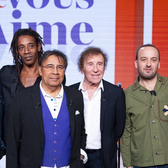 Cliff Schneider, Julien Voulzy, Laurent Voulzy, Michel Drucker, Alain Souchon, Ours, Djenae Nollet, Chrislaure Nollet et Franck Leboeuf en backstage de l'enregistrement de l'émission "Famille je vous aime" présentée par M.Drucker et qui sera diffusée le 29 décembre sur France 3, au studio Rive gauche, à Paris, France, le 2 décembre 2025. © Gaffiot-Perusseau/Bestimage