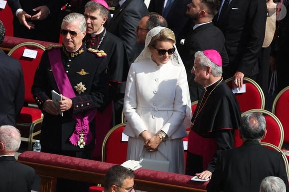 Considérées comme souveraines catholiques, elles ont eu droit à cette distinction, tout comme la reine Mathilde de Belgique.

Le roi Philippe et la reine Mathilde de Belgique lors de la messe d'inauguration du pape Léon XIV sur la place Saint-Pierre, le 18 mai 2025 au Vatican. Le pape Léon XIV (anciennement cardinal Robert Francis Prevost) a présidé sa messe d'inauguration sur la place Saint-Pierre après son élection le 8 mai. Photo by Marco Iacobucci/IPA/ABACAPRESS.COM