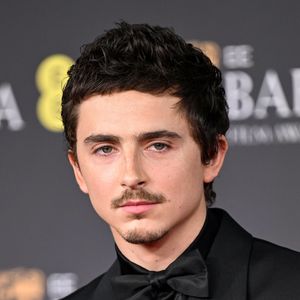 Cette collaboration repose sur des valeurs communes comme l’artisanat et la qualité.

Timothee Chalamet au photocall des BAFTA (British Academy Film Awards) 2026 au Royal Festival Hall de Waterloo à Londres, Royaume Uni, le 22 février 2026. © Zak Hussein/Backgrid/Bestimage