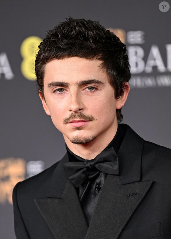 Cette collaboration repose sur des valeurs communes comme l’artisanat et la qualité.

Timothee Chalamet au photocall des BAFTA (British Academy Film Awards) 2026 au Royal Festival Hall de Waterloo à Londres, Royaume Uni, le 22 février 2026. © Zak Hussein/Backgrid/Bestimage