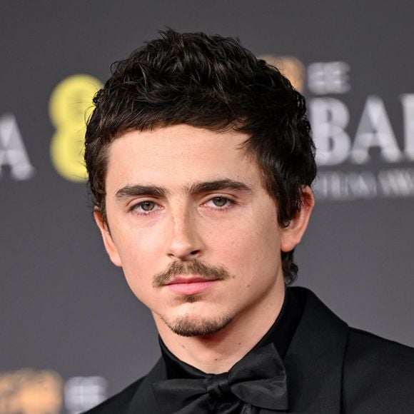 Cette collaboration repose sur des valeurs communes comme l’artisanat et la qualité.

Timothee Chalamet au photocall des BAFTA (British Academy Film Awards) 2026 au Royal Festival Hall de Waterloo à Londres, Royaume Uni, le 22 février 2026. © Zak Hussein/Backgrid/Bestimage