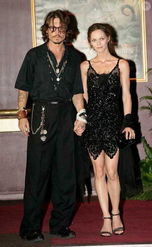 Archives - Johnny Depp et Vanessa Paradis à la première du film "Pirates des Caraïbes : Le Secret du coffre maudit" à Paris, le 6 juillet 2006. 

Photo : Frédéric Piau / Bestimage