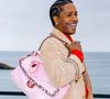 Nouvel ambassadeur de la marque, A$AP Rocky a créé l'événement avec son sac orné de mini-ballerines. Un accessoire audacieux signé Blazy qui redéfinit l'homme Chanel en 2026.

Asap Rocky au deuxième photocall du défilé Chanel "Collection Croisière 2026-2027 (Chanel Cruise)" sur la terrasse du Casino municipal de Biarritz, France, le 28 avril 2026. 

© Olivier Borde/Bestimage