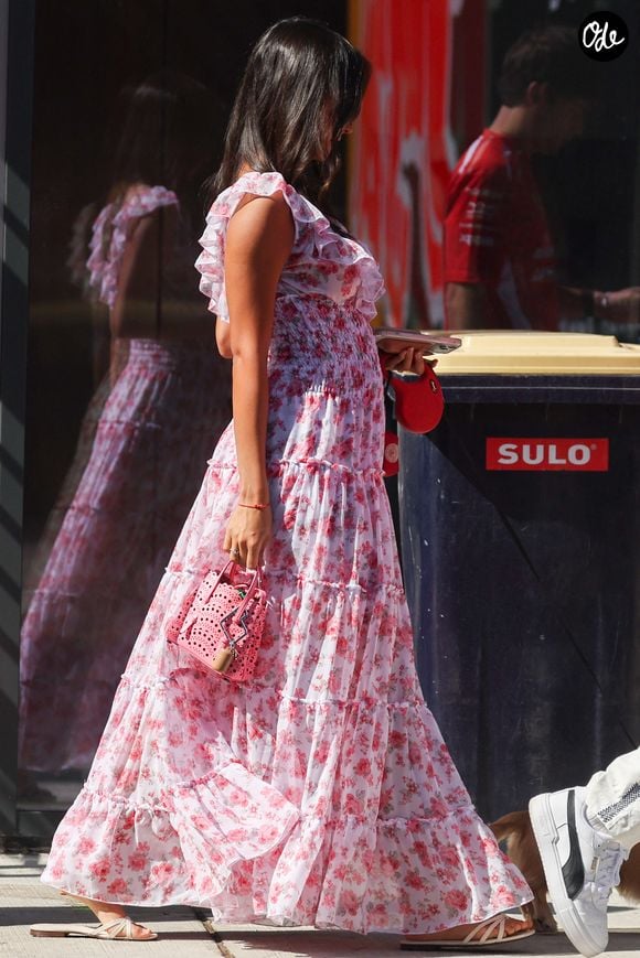 Le lendemain, elle a changé de style pour une longue robe fleurie rose, fluide et romantique.

Alexandra Leclerc sur le paddock du Grand Prix de Formule 1 en Hongrie le samedi 25 juillet 2026. © Beata Zawrzel/ZUMA Press Wire / Bestimage