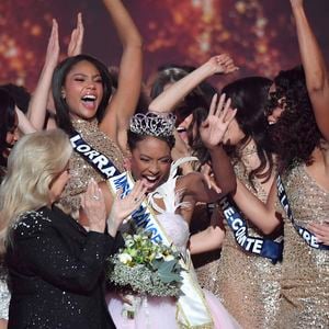 Et auprès de "Télé Loisirs", elle a notamment confié avoir frôlé l'accident juste avant la grande finale de la cérémonie.

Miss France 2025, sur TF1         
Crédits : Pierre Billard/sipa press via Bestimage