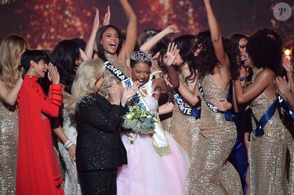 Et auprès de "Télé Loisirs", elle a notamment confié avoir frôlé l'accident juste avant la grande finale de la cérémonie.

Miss France 2025, sur TF1         
Crédits : Pierre Billard/sipa press via Bestimage