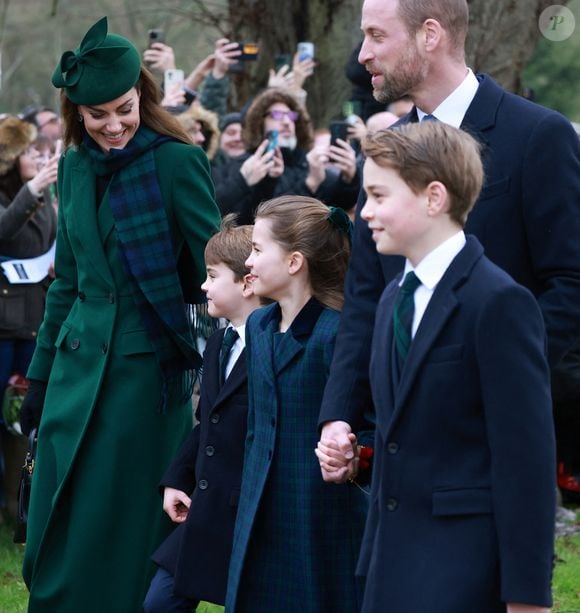 Le prince William, Kate Middleton, Prince Louis, Princesse Charlotte et Prince George se rendent à la messe de Noël à Sandringham le 25 décembre 2024.

Photo : Agence / Bestimage