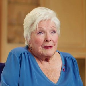 Line Renaud face à la journaliste Audrey Crespo-Mara durant l'émission Sept à huit sur TF1.