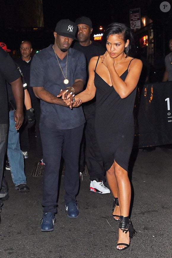 P Diddy est tout sourire avec sa petite amie Cassie alors qu'ils quittent la boîte de nuit 1 Oak après une fête remplie de célébrités. Le couple s'est tenu la main en sortant tandis que P Diddy semblait de bonne humeur et que leur entourage les suivait, Los Angeles, CA, USA le 11 août 2015. Photo by GSI/ABACAPRESS.COM