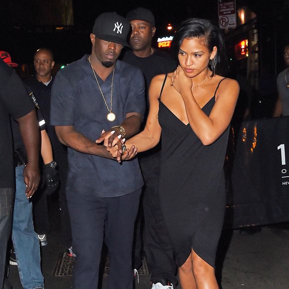 P Diddy est tout sourire avec sa petite amie Cassie alors qu'ils quittent la boîte de nuit 1 Oak après une fête remplie de célébrités. Le couple s'est tenu la main en sortant tandis que P Diddy semblait de bonne humeur et que leur entourage les suivait, Los Angeles, CA, USA le 11 août 2015. Photo by GSI/ABACAPRESS.COM