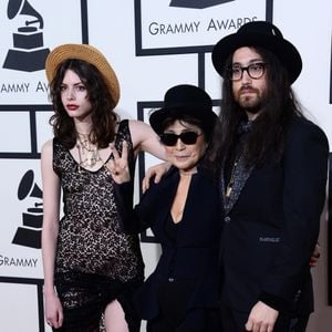 Sean Lennon, sa compagne Charlotte Kemp Muhl, et sa mere Yoko Ono - 56eme ceremonie des Grammy Awards a Los Angeles, le 26 janvier 2014. Agence / Bestimage
