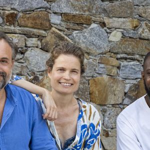 Abd Al Malik, Romain Sardou (directeur artistique "Les plumes de Ramatuelle"), Sarah Biasini - Séance de dédicaces "Les plumes de Ramatuelle" en marge du festival de Ramatuelle devant le Café De L'Ormeau le 10 août 2022. © Cyril Bruneau / Festival de Ramatuelle / Bestimage