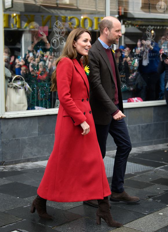 Catherine (Kate) Middleton, princesse de Galles, éclate de rire à la sortie du marché de Pontypridd, accompagnée du prince William, prince de Galles, le 26 février 2025. 
GOFF INF / BESTIMAGE
