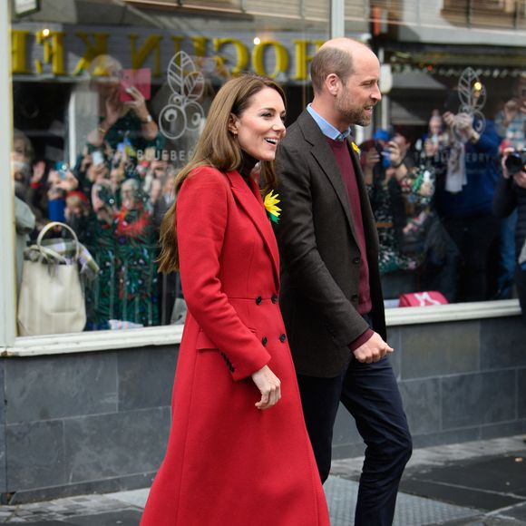 Catherine (Kate) Middleton, princesse de Galles, éclate de rire à la sortie du marché de Pontypridd, accompagnée du prince William, prince de Galles, le 26 février 2025. 
GOFF INF / BESTIMAGE