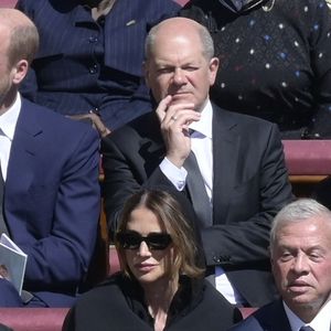Venu en tant que représentant son père, le roi Charles, le mari de Kate Middleton aurait cependant commis un impair des plus fâcheux à en croire certains observateurs royaux repris par le tabloïd HELLO !. 

Le prince William, le chancelier allemand Olaf Schulz, La reine Rania de Jordanie et le roi Abdallah II de Jordanie - Les dirigeants et les têtes couronnées, venus du monde entier, assistent aux funérailles du pape François sur la place Saint-Pierre au Vatican à Rome, le 26 avril 2025. GOFF INF / BESTIMAGE