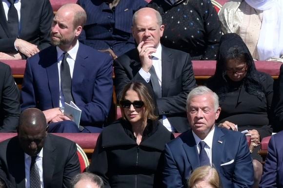 Venu en tant que représentant son père, le roi Charles, le mari de Kate Middleton aurait cependant commis un impair des plus fâcheux à en croire certains observateurs royaux repris par le tabloïd HELLO !. 

Le prince William, le chancelier allemand Olaf Schulz, La reine Rania de Jordanie et le roi Abdallah II de Jordanie - Les dirigeants et les têtes couronnées, venus du monde entier, assistent aux funérailles du pape François sur la place Saint-Pierre au Vatican à Rome, le 26 avril 2025. GOFF INF / BESTIMAGE