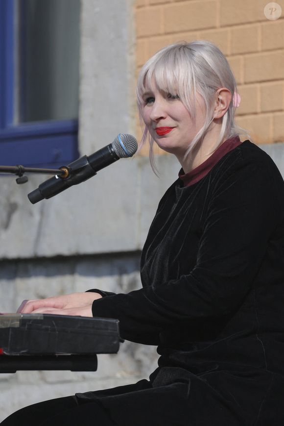 Alice on the roof au piano - 300 personnes réunies pour rendre hommage à Emilie Dequenne dans sa ville de Chièvres (Belgique), le 9 avril 2025, quelques semaines après son décès prématuré, survenu le 16 mars 2025. © Photonews / Bestimage