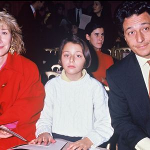 Margot Clavier, fille de ces deux figures du grand écran français, n'a pas souhaité perpétuer la tradition familiale et s'est engagée autrement
Marie-Anne Chazel, Christian Clavier et leur fille Margot lors d'un défilé de mode à Paris en 1992. Crédit Bertrand Rindoff Petroff / Bestimage