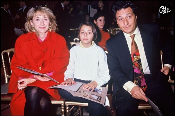 Margot Clavier, fille de ces deux figures du grand écran français, n'a pas souhaité perpétuer la tradition familiale et s'est engagée autrement

Marie-Anne Chazel, Christian Clavier et leur fille Margot lors d'un défilé de mode à Paris en 1992. Crédit Bertrand Rindoff Petroff / Bestimage