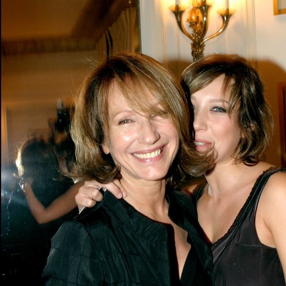Laura Smet et Nathalie Baye au prix Romy Shneider aux Fouquet's de Paris, le 27 janvier 2004.© Guirec-Bellak / Bestimage