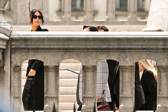 La star américaine Kim Kardashian, avec sa mère Kris Jenner et son avocat Michael Rhodes, est arrivée au procès de la rue tronchet des "Papys braqueurs" au palais de justice de Paris, France, le 13 mai 2025. La star américaine doit décrire cette nuit qui l’a «traumatisée», selon ses mots, 9 hommes et 1 femme sont jugés, soupconnés d'avoir participé au casse du siècle, en dérobant à la star 9 millions d'euros de bijoux dans la nuit du 2 au 3 octobre 2016. © Bestimage