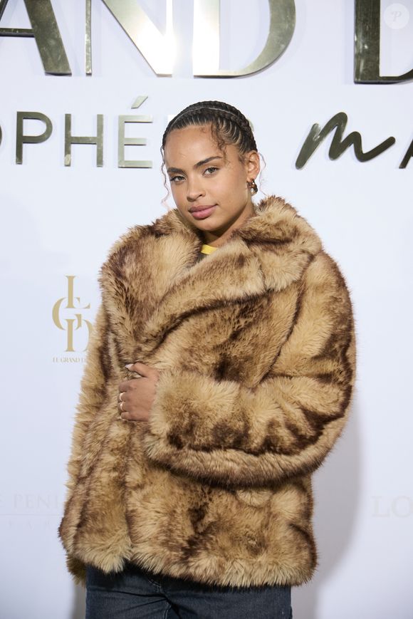 Paola Locatelli - Première édition des Trophées Madame – Le Grand Dîner dans le cadre prestigieux de l'hôtel Peninsula à Paris le 6 mars 2025. Cet événement d’exception a réuni des figures influentes du monde de la culture, du sport, du luxe et de l’entrepreneuriat, venues célébrer les femmes qui façonnent et inspirent notre époque.
Placée sous le signe de l’excellence, de l’innovation et de l’audace, cette soirée a mis à l’honneur des personnalités féminines remarquables, sélectionnées pour leur impact et leur engagement dans leur domaine respectif.
Le trophée exclusif des « Trophées Madame » a été conçu par l’artiste de street art Leloluce, incarnant la force et la résilience des femmes d’aujourd’hui.
Les lauréates ont été choisies par un comité d’expertes influentes, issues du mouvement Women With Impact et reconnues pour leur discernement et leur engagement en faveur de la promotion des femmes. © Cyril Moreau/Bestimage