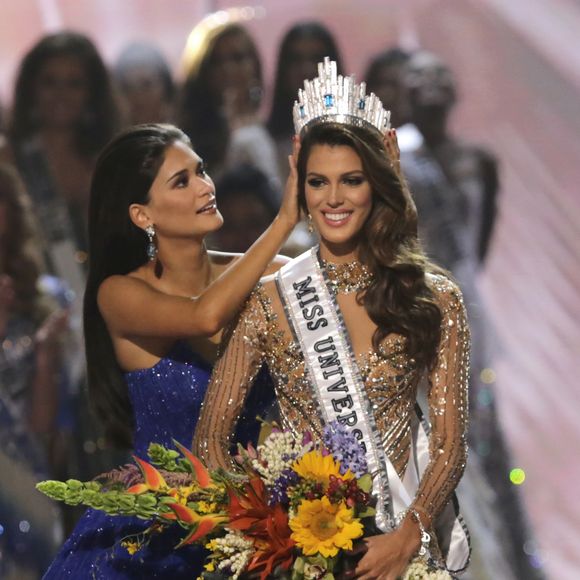 Iris Mittenaere et Pia Wurtzbach, Miss Univers 2015 - La Française Iris Mittenaere couronnée Miss Univers ; Choisie face à ses 85 concurrentes, la Française Iris Mittenaere a été élue lundi 30 janvier Miss Univers lors d'un concours télévisé organisé à Manille, aux Philippines le 30 janvier 2017.
© Linus Guardian Escandor Ii via ZUMA Wire / Bestimage