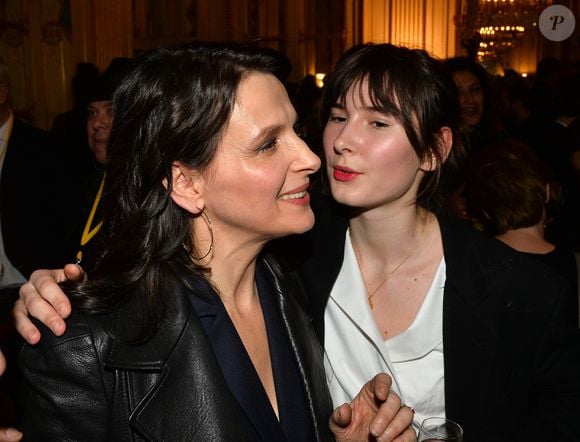 Comme ses parents, Hannah a choisi le métier de comédienne.

Exclusif - Juliette Binoche et sa fille Hannah Magimel - Juliette Binoche reçoit le "French Cinema Award Unifrance" au Ministère de la Culture à Paris, le 19 janvier 2018. © Veeren/Bestimage