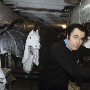 Archives - En France, à Carnac, rendez-vous avec Alain Barrière dans la propriété de son château baptisé Stirwen. Le 8 avril 1984

© Jean Lenoir via Bestimage