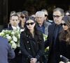 La famille est apparue très unies tout au long des obsèques de l'actrice qui avaient lieu à Paris ce vendredi 24 avril 2026.

Cylia Chasman et sa soeur Shana Chasman, les filles de la défunte, et leur père, Steven Chasman, l'ex-mari de N.Farès - Sortie des obsèques de Nadia Farès en l'église Saint-Jean-de-Montmartre à Paris, le 24 avril 2026. N.Farès est décédée le 17 avril 2026 quelques jours après un "incident cardiaque" survenu le 12 avril 2026 dans la piscine du complexe sportif, Blanche (9ème).