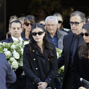 La famille est apparue très unies tout au long des obsèques de l'actrice qui avaient lieu à Paris ce vendredi 24 avril 2026.

Cylia Chasman et sa soeur Shana Chasman, les filles de la défunte, et leur père, Steven Chasman, l'ex-mari de N.Farès - Sortie des obsèques de Nadia Farès en l'église Saint-Jean-de-Montmartre à Paris, le 24 avril 2026. N.Farès est décédée le 17 avril 2026 quelques jours après un "incident cardiaque" survenu le 12 avril 2026 dans la piscine du complexe sportif, Blanche (9ème).