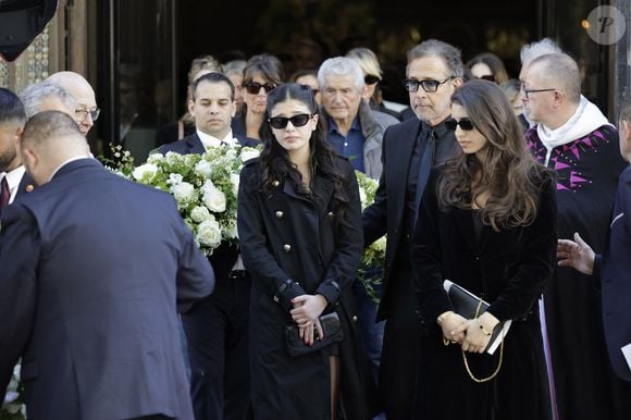 La famille est apparue très unies tout au long des obsèques de l'actrice qui avaient lieu à Paris ce vendredi 24 avril 2026.

Cylia Chasman et sa soeur Shana Chasman, les filles de la défunte, et leur père, Steven Chasman, l'ex-mari de N.Farès - Sortie des obsèques de Nadia Farès en l'église Saint-Jean-de-Montmartre à Paris, le 24 avril 2026. N.Farès est décédée le 17 avril 2026 quelques jours après un "incident cardiaque" survenu le 12 avril 2026 dans la piscine du complexe sportif, Blanche (9ème).