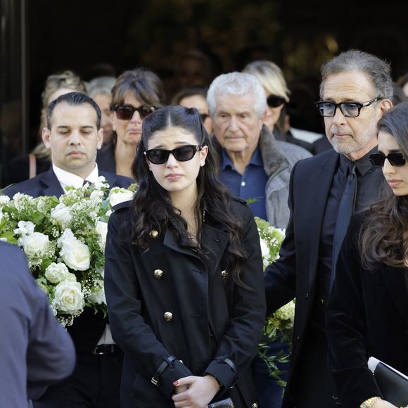 La famille est apparue très unies tout au long des obsèques de l'actrice qui avaient lieu à Paris ce vendredi 24 avril 2026.

Cylia Chasman et sa soeur Shana Chasman, les filles de la défunte, et leur père, Steven Chasman, l'ex-mari de N.Farès - Sortie des obsèques de Nadia Farès en l'église Saint-Jean-de-Montmartre à Paris, le 24 avril 2026. N.Farès est décédée le 17 avril 2026 quelques jours après un "incident cardiaque" survenu le 12 avril 2026 dans la piscine du complexe sportif, Blanche (9ème).
