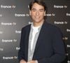 On le découvre en tenue militaire aux côtés de soldats, d'un chien d'intervention et d'un hélicoptère.

Julian Bugier lors du photocall de la conférence de presse de rentrée de France Télévisions à Paris, en France, le 4 septembre 2024.

© Coadic Guirec/Bestimage