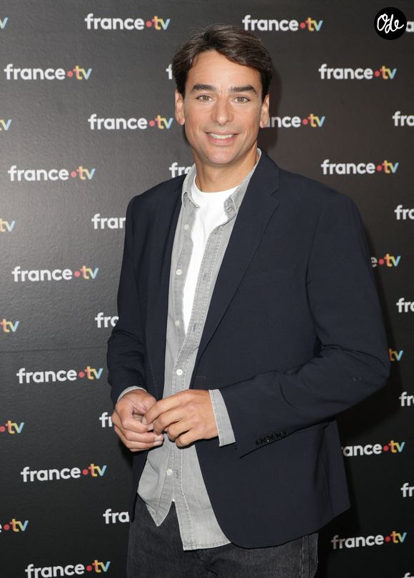 On le découvre en tenue militaire aux côtés de soldats, d'un chien d'intervention et d'un hélicoptère.

Julian Bugier lors du photocall de la conférence de presse de rentrée de France Télévisions à Paris, en France, le 4 septembre 2024.

© Coadic Guirec/Bestimage
