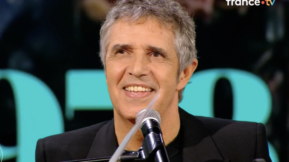 Julien Clerc a vécu une histoire d'amour avec une icône française, quand la chanteuse est partie il a tout fait pour la retenir : "Il faut qu'elle revienne"