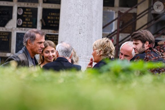 Paul Belmondo et sa demi-soeur Stella Belmondo, Alessandro Belmondo - Sorties des obsèques d’Alain Belmondo au crématorium du Père-Lachaise à Paris, France, le 4 septembre 2025. © Dominique Jacovides/Bestimage