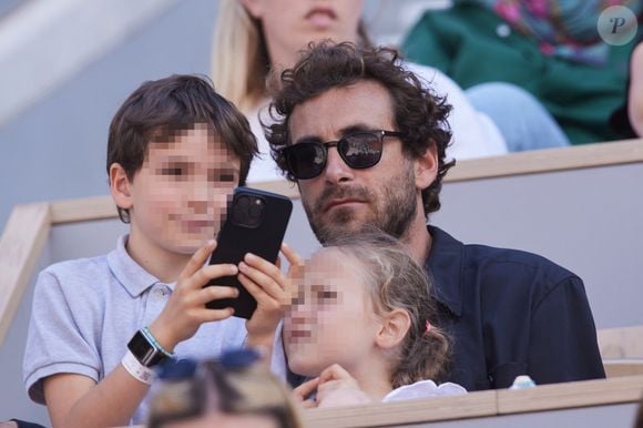 Martin Kretz et ses enfants - Célébrités dans les tribunes des Internationaux de France de tennis de Roland Garros 2024 à Paris. Le 5 juin 2024
© Moreau-Jacovides / Bestimage