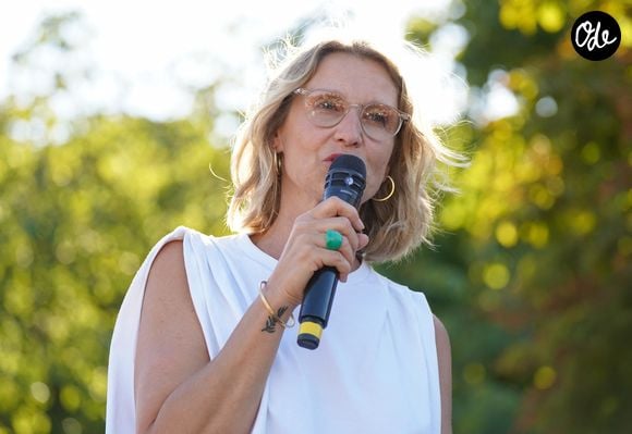 "J'ai fait un début d'accouchement sans péridurale. J'avais l'impression de faire des abdos non-stop", racontait-elle.

Alexandra Lamy - Les célébrités ont répondu présente à la 'Grande marche citoyenne' contre les violences sexuelles devant ministère français de la Justice, place Vendôme, à Paris, France, le 4 juillet 2026. © Anne-Sophie Guebey/Bestimage