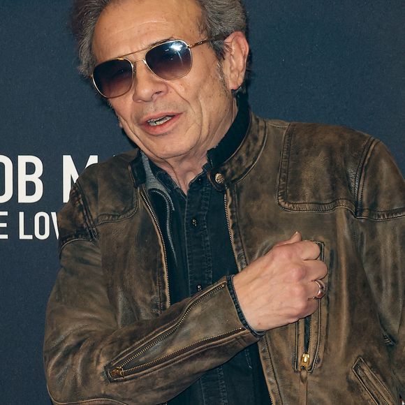 Quelques centimètres seulement ont permis à Philippe Manoeuvre d'éviter le pire. 

Philippe Manoeuvre - Première du film "Bob Marley One Love" au Grand Rex à Paris. © Coadic Guirec/Bestimage