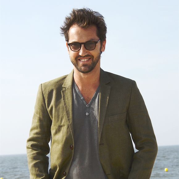 "Je suis vraiment tombé sur un dingue", a-t-il lâché tout en provoquant l'hilarité générale autour de lui.

Frédéric Diefenthal - Photocall sur la plage lors du 30ème Festival du Film de Cabourg. Le 11 juin 2016 - © Coadic Guirec / Bestimage