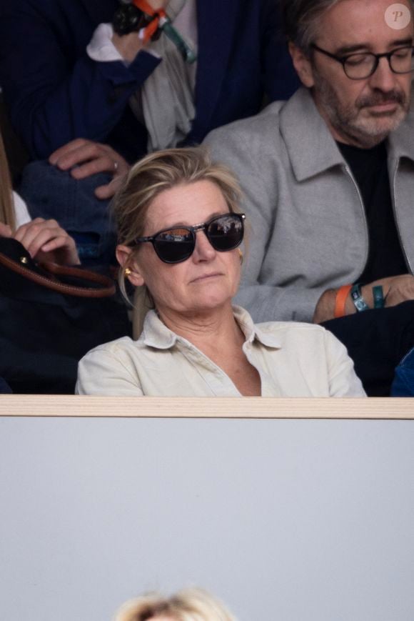 Elle explique avoir elle-même choisi ce cadre strict pour se "recadrer".

Anne-Elisabeth Lemoine en tribunes lors de la finale messieurs des Internationaux de France de Tennis de Roland Garros 2025 (jour 15), à Paris, France, le 8 juin 2025. © Cyril Moreau/Bestimage